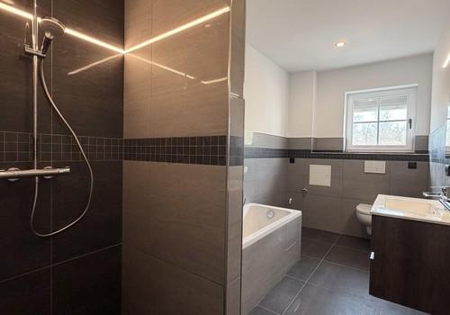 Bad mit Wanne und Dusche