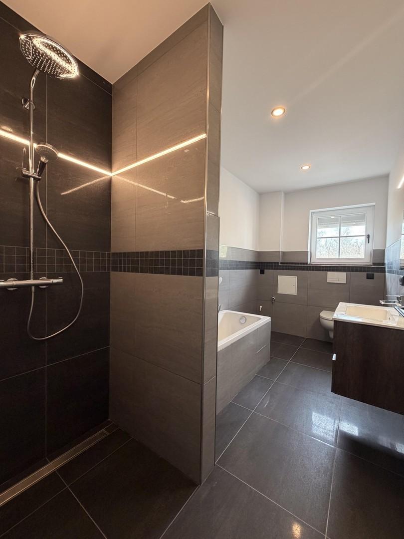 Bad mit Wanne und Dusche