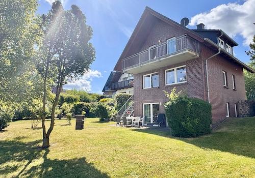 Haus mit Erholungsgrundstück