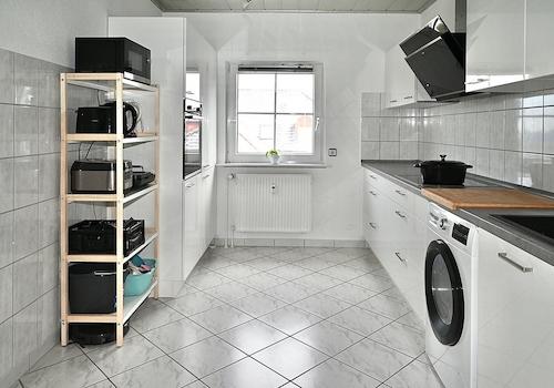 Küche mit Einbauküche