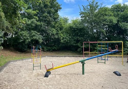 Spielplatz vor dem Haus