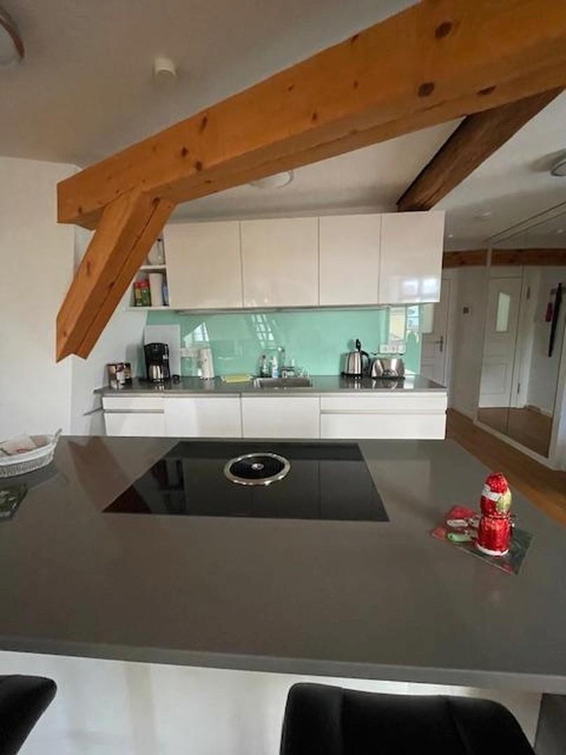 Küche mit moderner Kochinsel