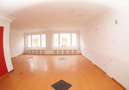 Blick zu Schaufenstern