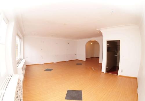 Blick in den Raum von rechts