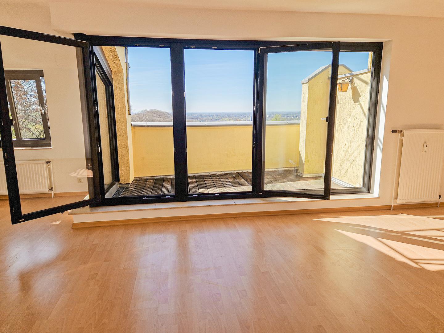 geöff. Flügeltür zur Terrasse