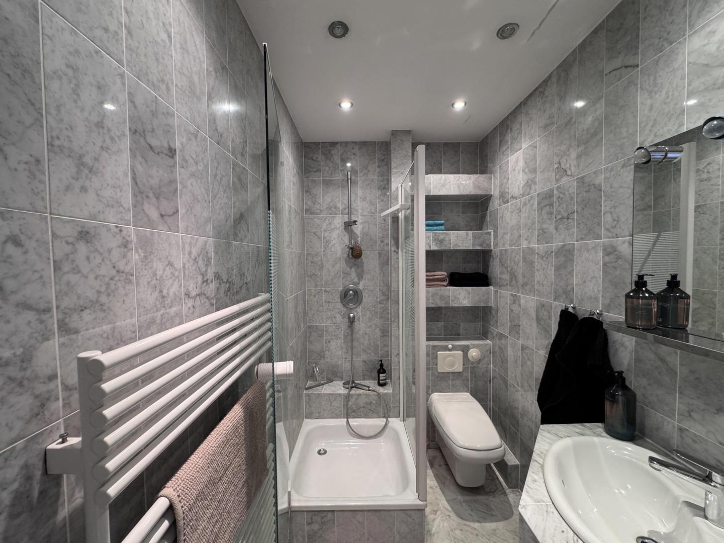 Marble Bath und Shower