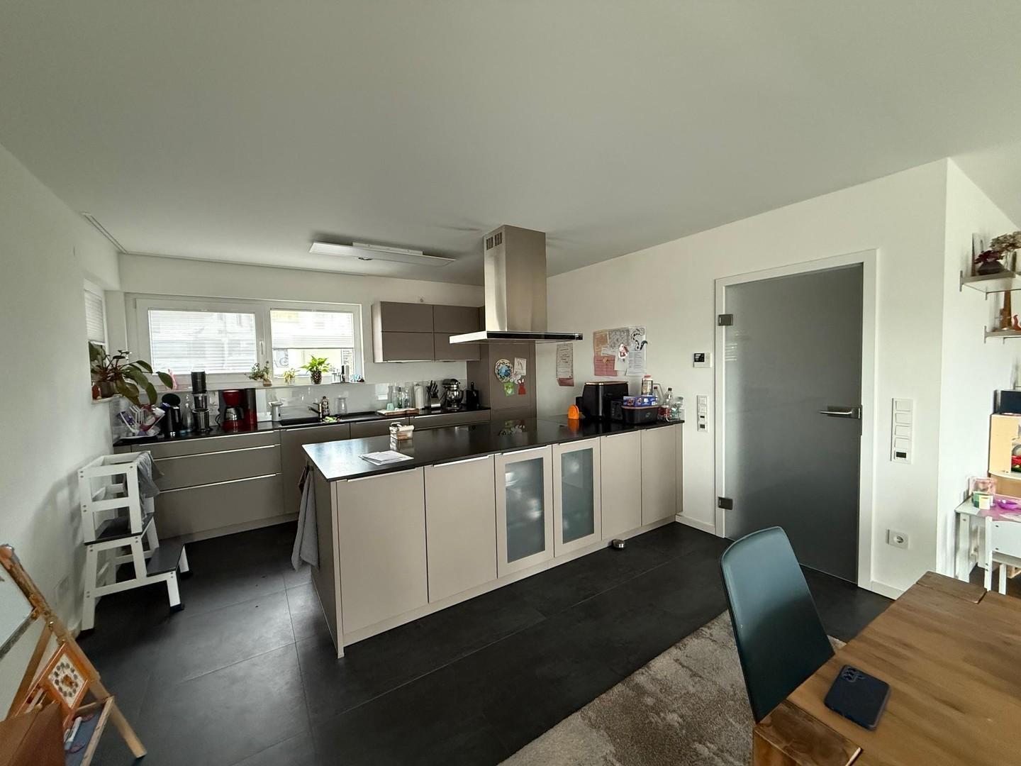 offene Küche mit Kochinsel