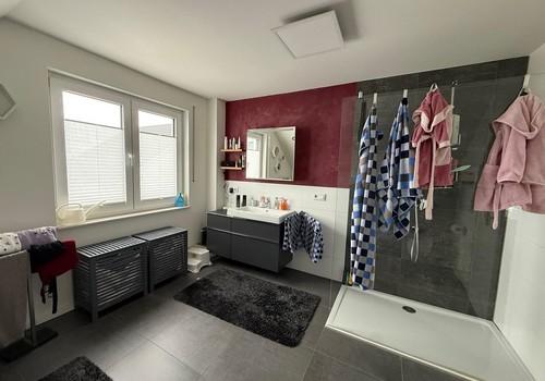 Badezimmer mit Walk-In-Dusche