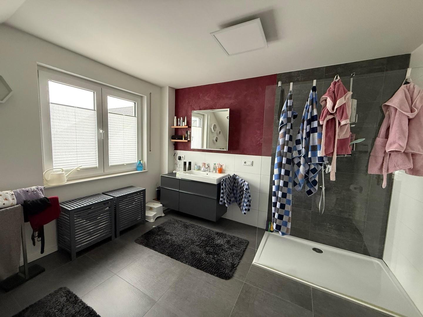 Badezimmer mit Walk-In-Dusche