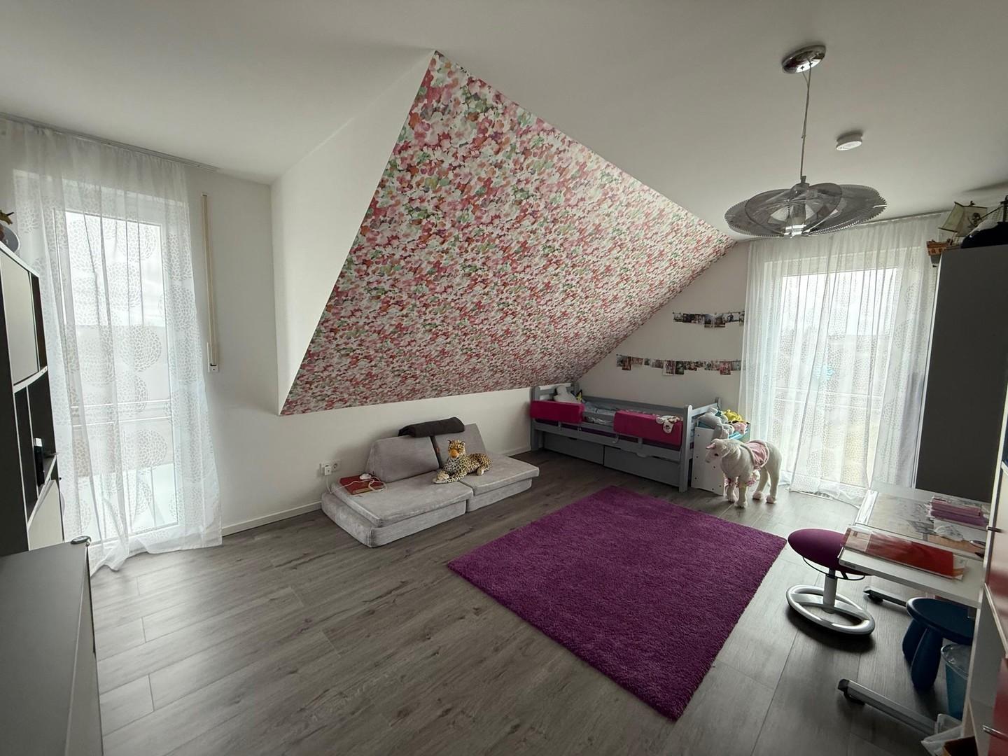 Kinderzimmer mit viel Licht