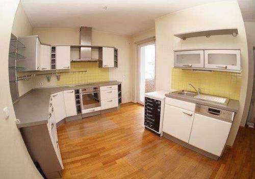 Küche mit Zugang 1. Balkon 