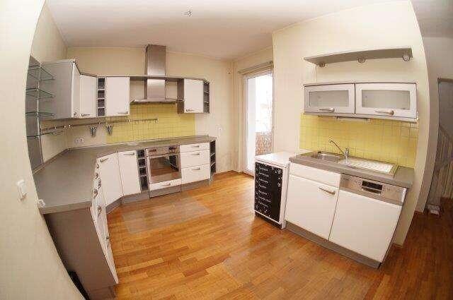 Küche mit Zugang 1. Balkon 