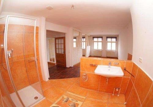 Bad zum Schlafbereich