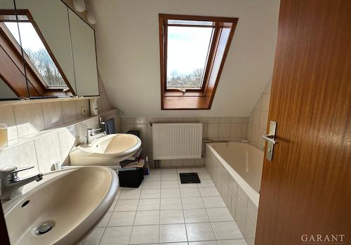 Bad mit Wanne und Dusche