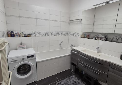 Bad mit Badewanne und Dusche