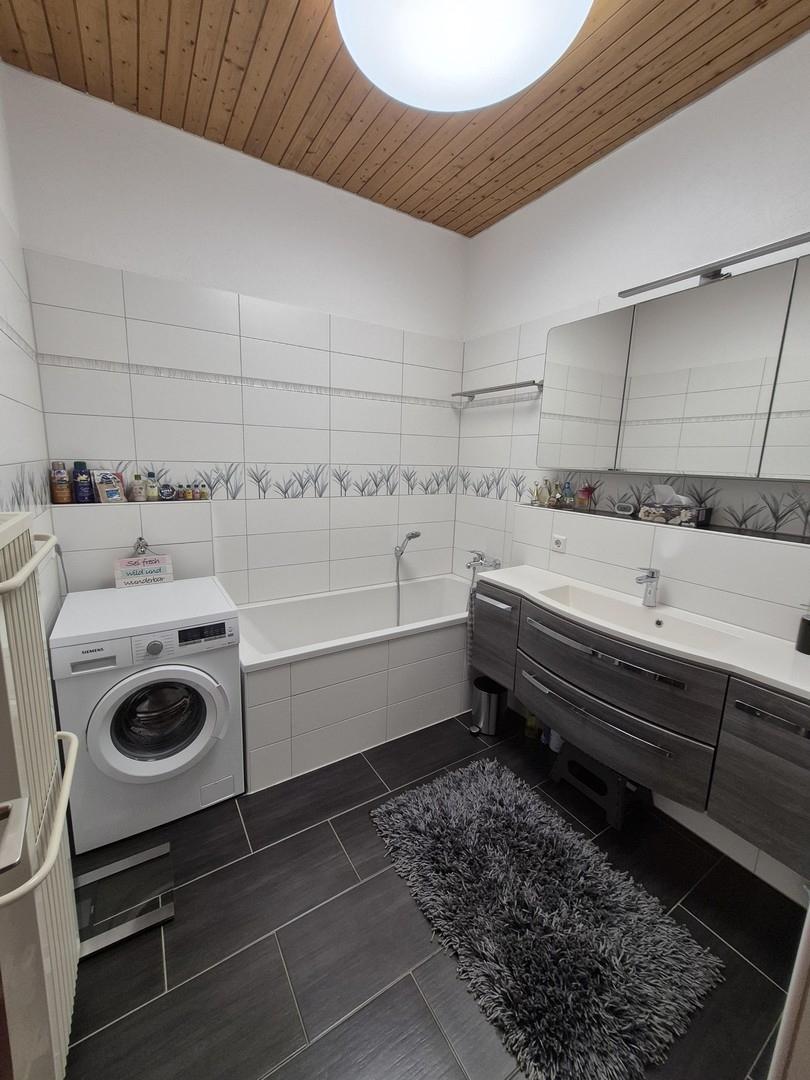 Bad mit Badewanne und Dusche