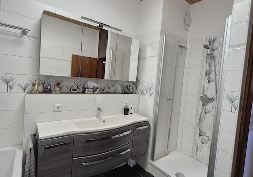 Bad mit Badewanne und Dusche