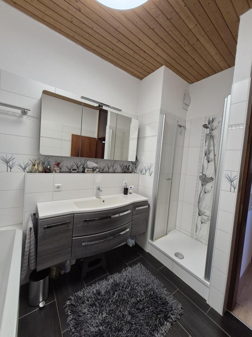 Bad mit Badewanne und Dusche