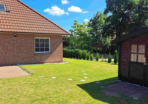 Garten mit Blick auf Schuppen