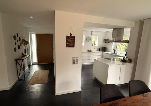 Flur zum Haupteingang & Küche