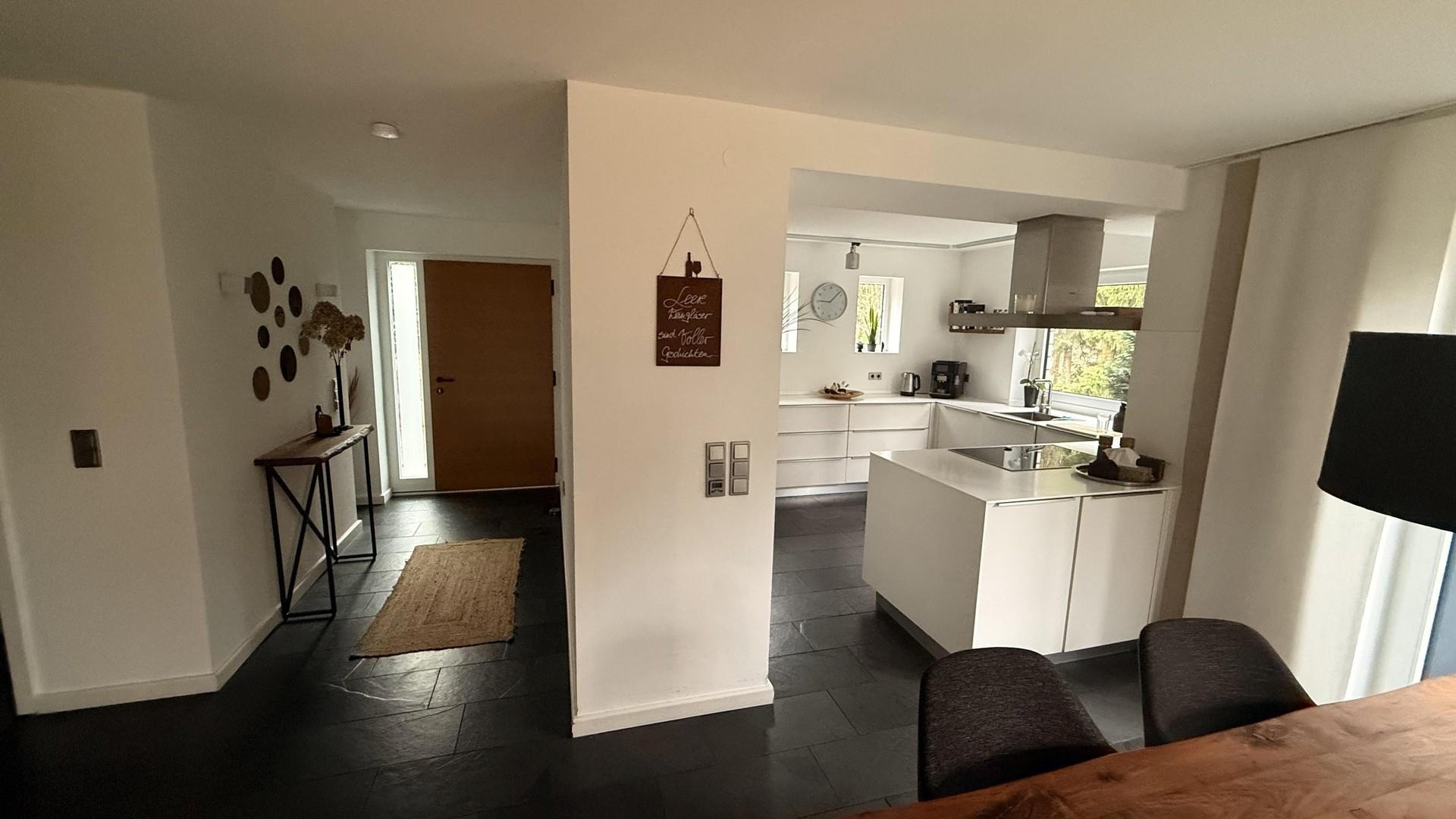 Flur zum Haupteingang & Küche