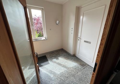 Treppenhaus / Haustür / Granit