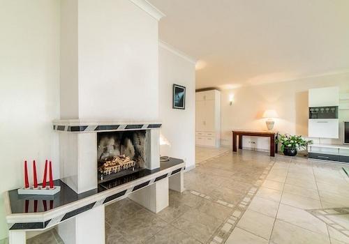 Wohnzimmer mit Kamin