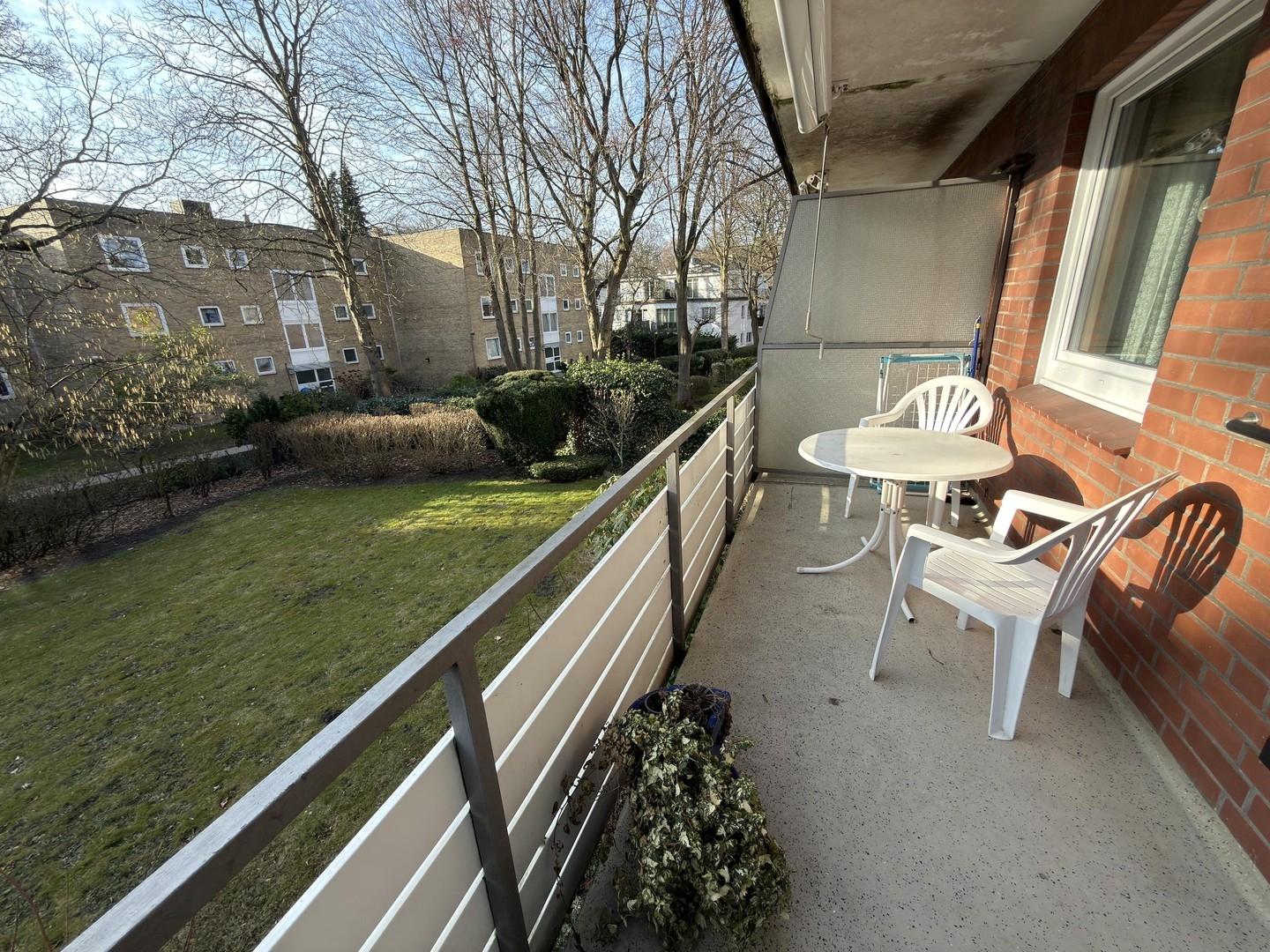 Balkon mit Blick nach rechts