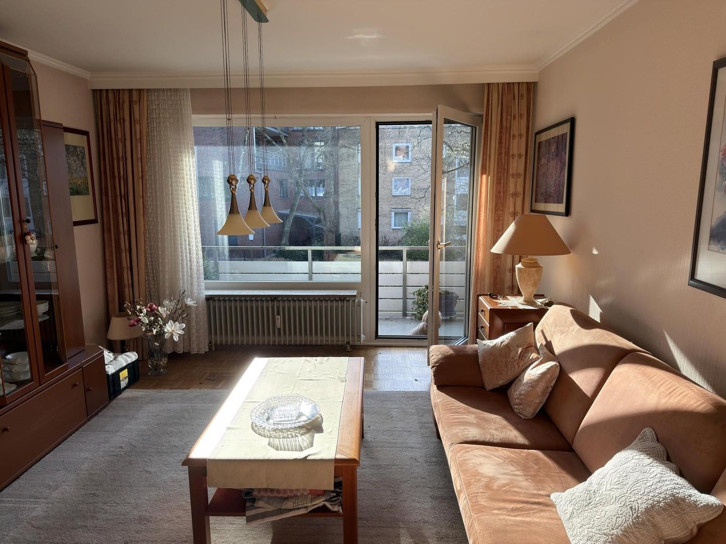 Wohnzimmer mit Möbeln