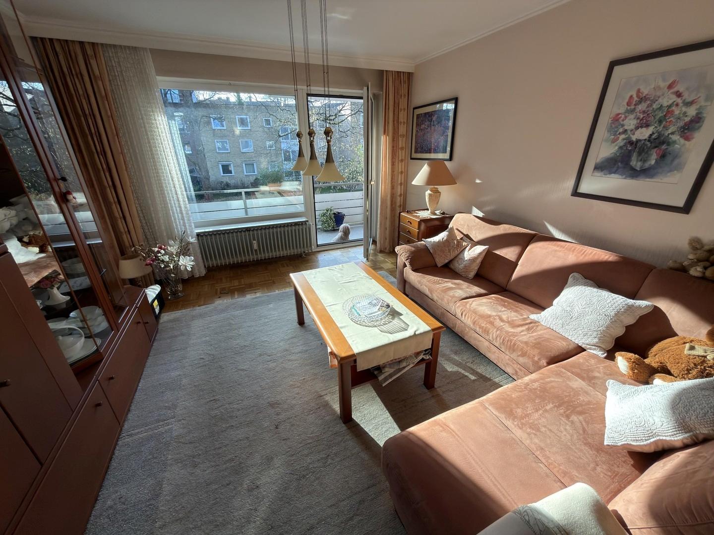 Wohnzimmer mit Möbeln