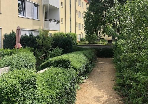 Innenhof mit Gartenbereichen