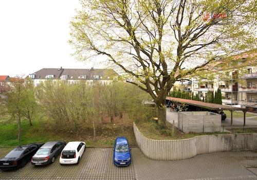Gartenbereich-PKW-Stellplätze