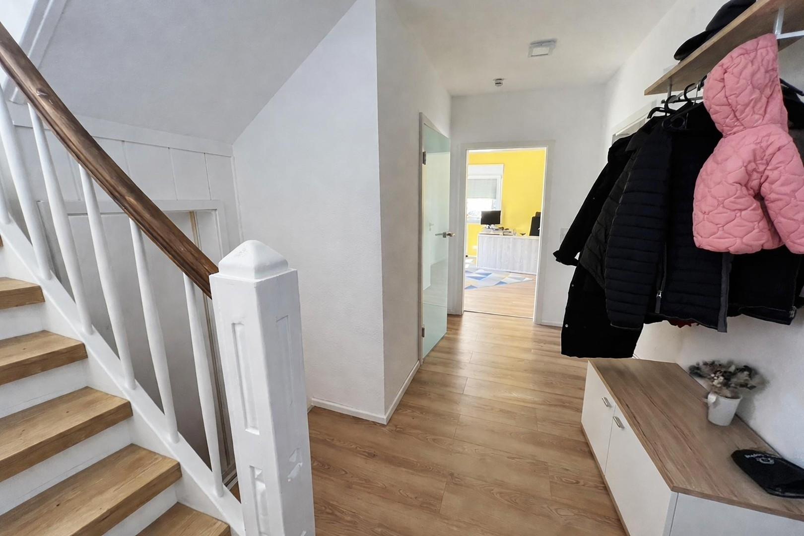 EG Flur mit Kellerabgang