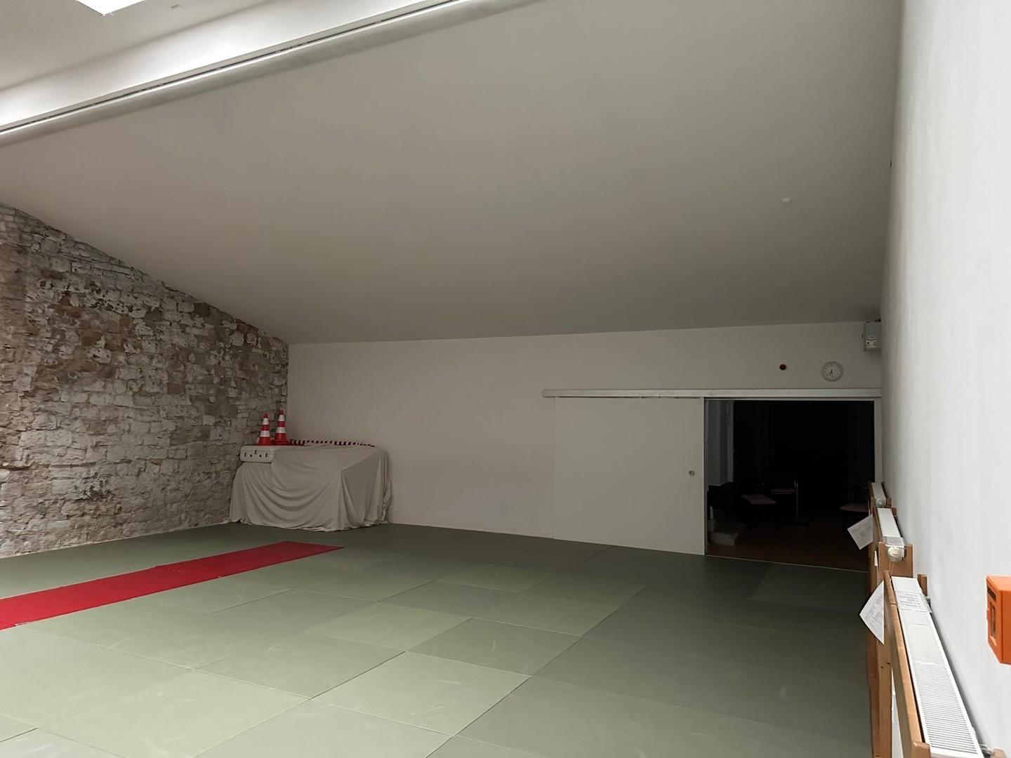 Sporthalle mit Zugang