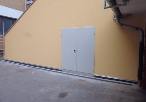 Zugang Sporthalle vom Hof