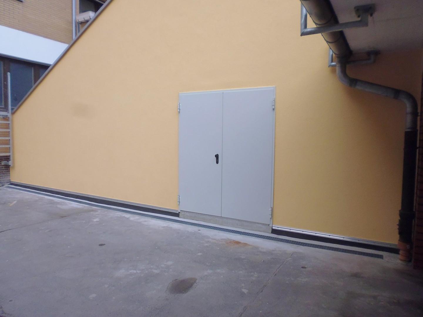 Zugang Sporthalle vom Hof