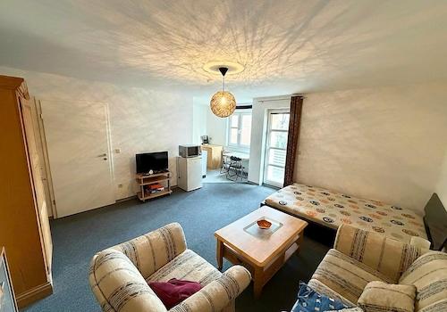 Wohnzimmer mit Blick zur Küche