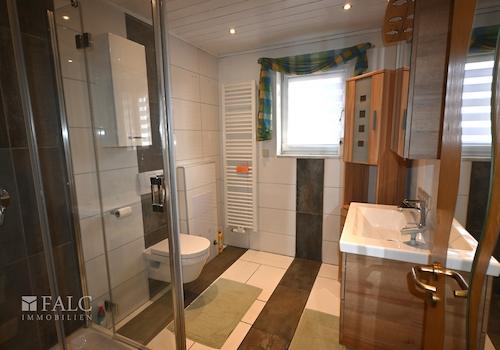 Badezimmer mit Dusche