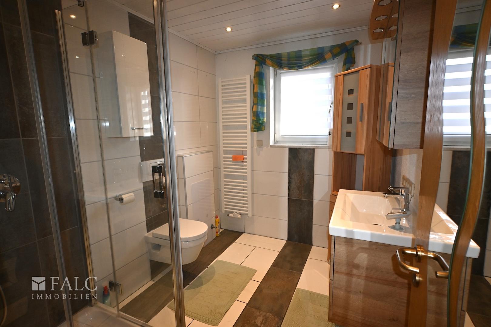 Badezimmer mit Dusche