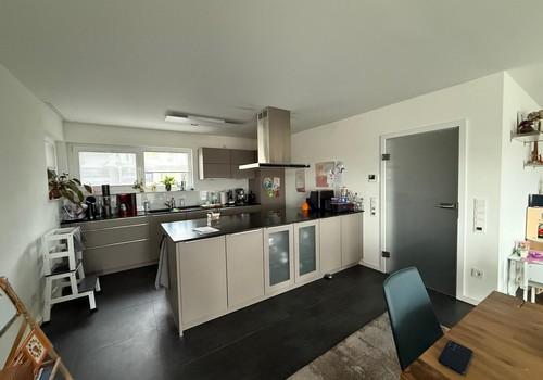 offene Küche mit Kochinsel