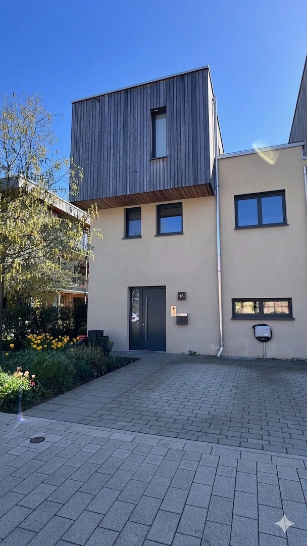 Haus Front und Stellplätze