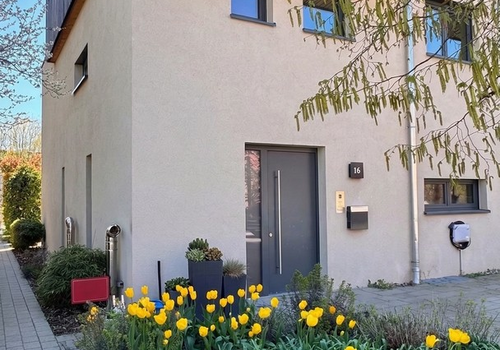 Haus Front und Vorgarten