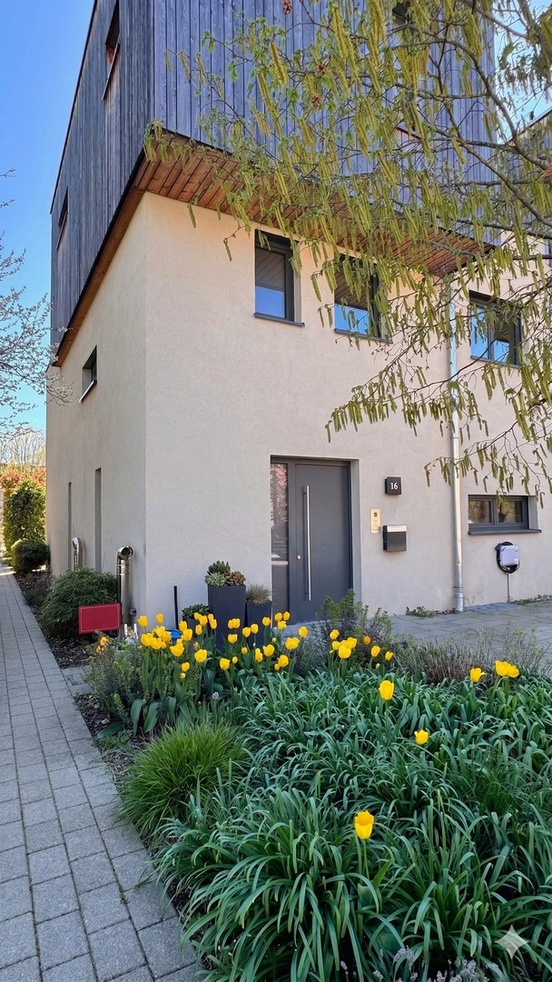 Haus Front und Vorgarten