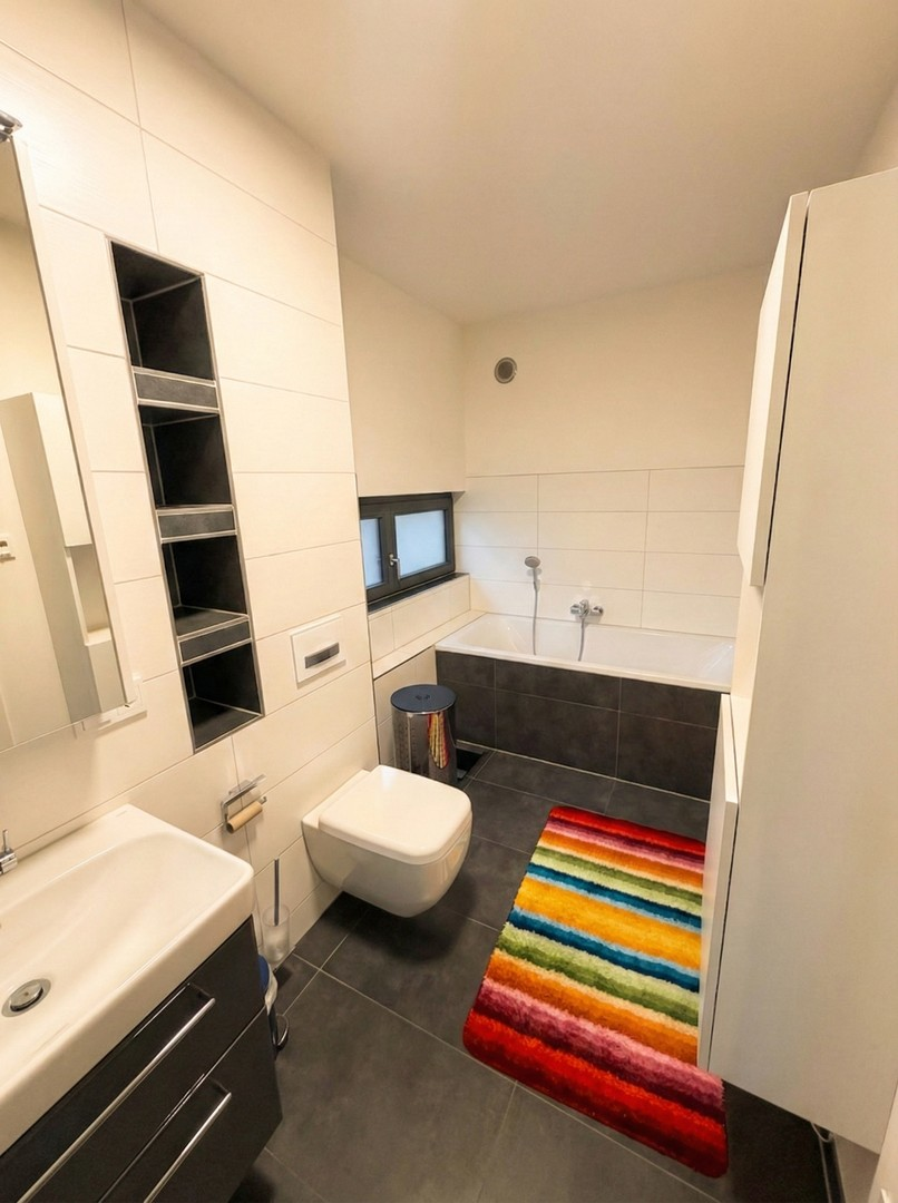 OG Bad WC und Badewanne