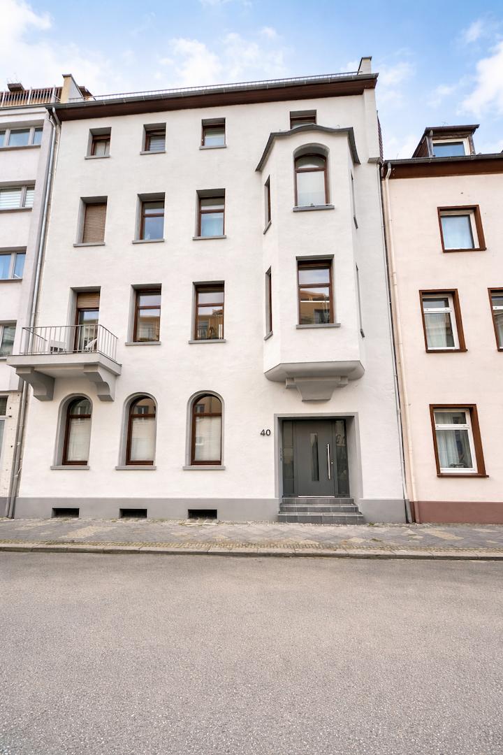 Helles Wohngebäude an ruhiger Straße