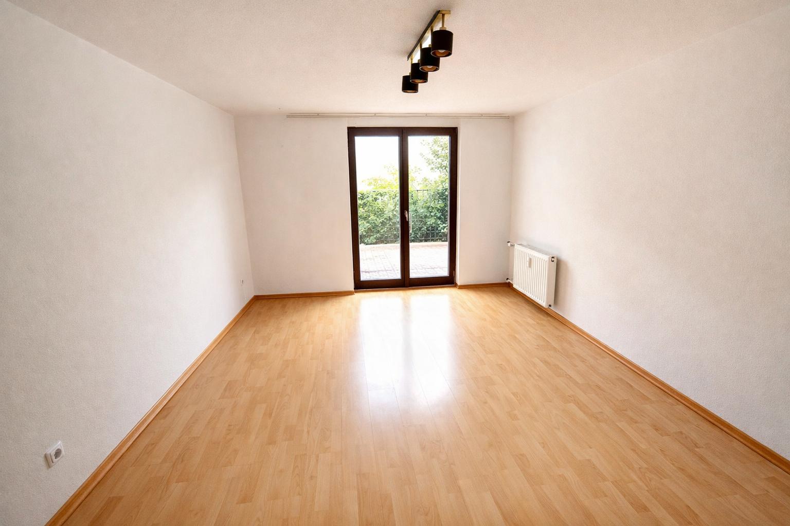 Helles Zimmer mit Blick auf Terrasse (1)