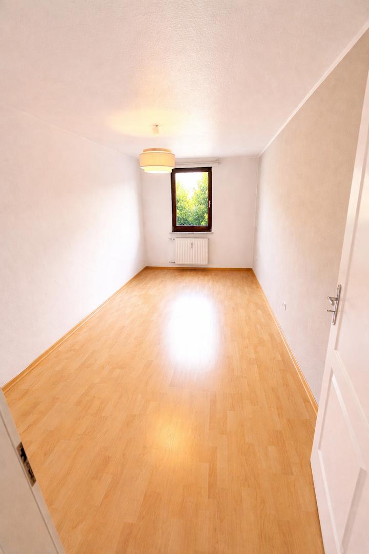 Helles, leeres Zimmer mit Fenster