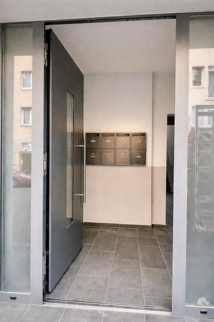 Moderne Eingangshalle mit Briefkästen