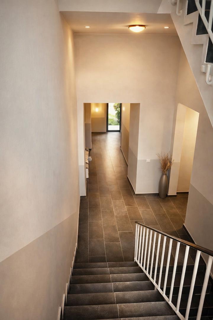 Moderne Treppe und einladender Flur