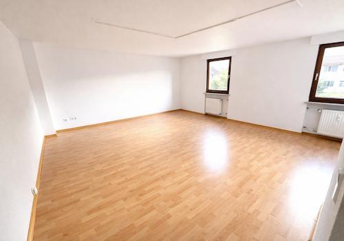 Leeres Zimmer mit Eichenlaminatboden